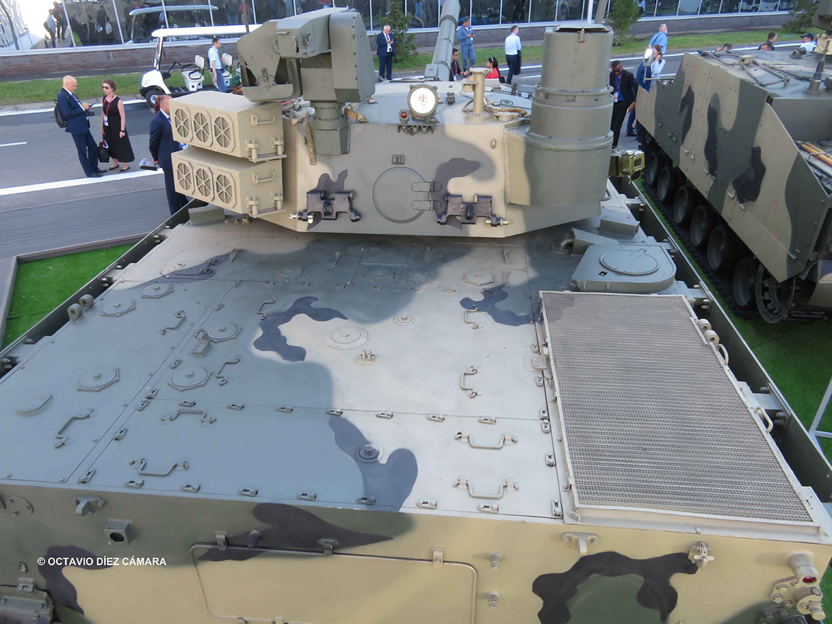 Esta vista, permite observar como su zaga es plana en sus costados y los módulos del sistema de aire acondicionado fijados a la torre. (Octavio Díez Cámara)